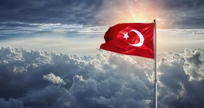 Lütfen yorumlarda konuyu başka yere çekmeyelim. Biz bu şanlı bayrağa ölürüz.