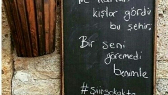 Şiiri sokakta görmek hoşunuza gidiyor mu?