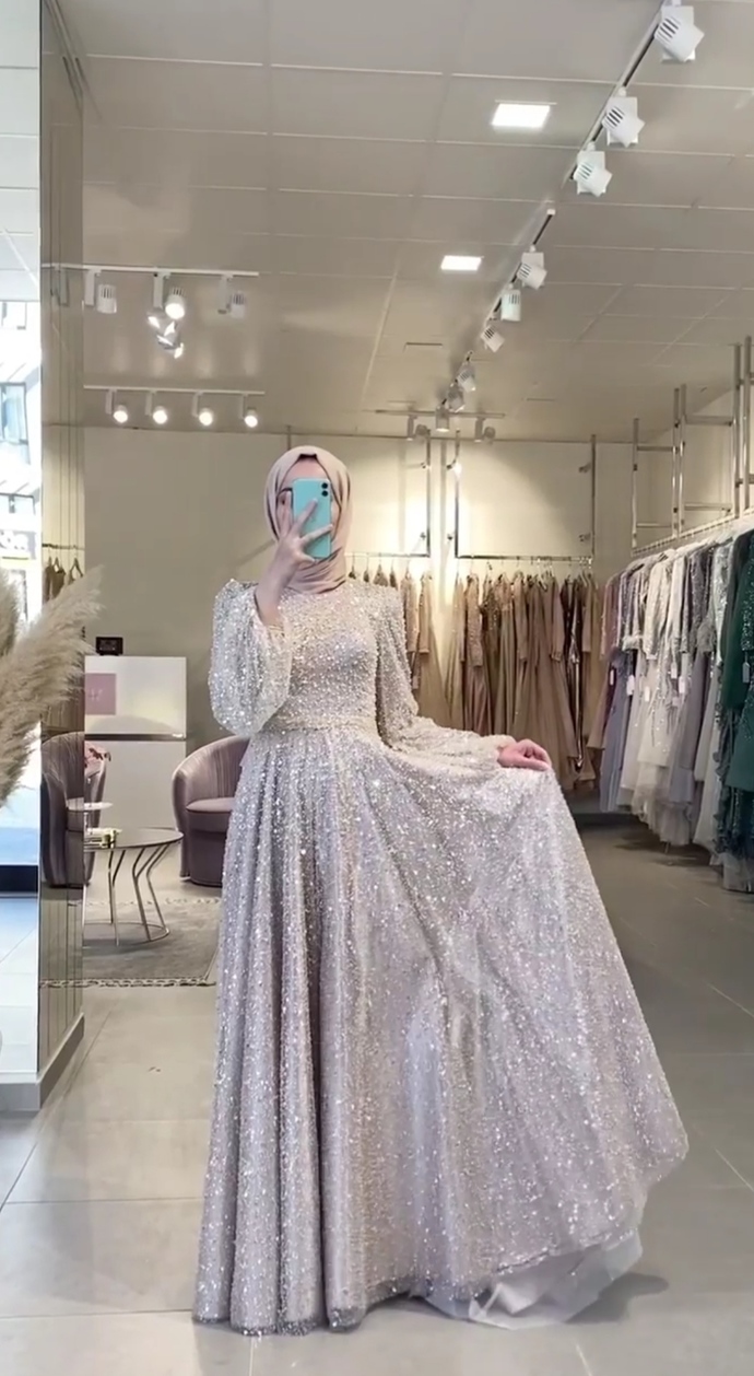 Saks mavisi veya zümrüt yeşili rengini almayi düşünüyorum.