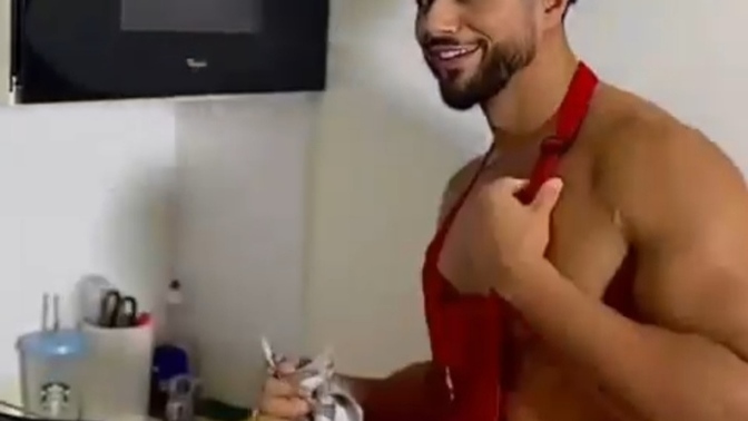 Mutfağa giren erkek çekiciliği diye bir kavram sizce var mı? Siz kendinizi yemek yaparken seksi buluyor musunuz?
