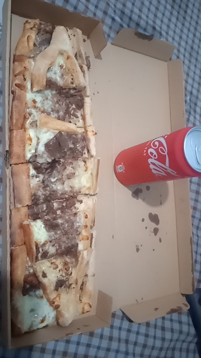 Bana oyun oynayan birini oyuna getirdim üstüne pide kola aldırdım 🤣 nasıl?