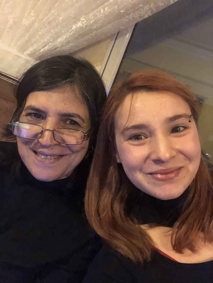 Annem ve ben sadece evde güvende hissediyorum. Ve gerçekten size yemin ediyorum o kadar çirkin ve kilolu hissediyorum ki.