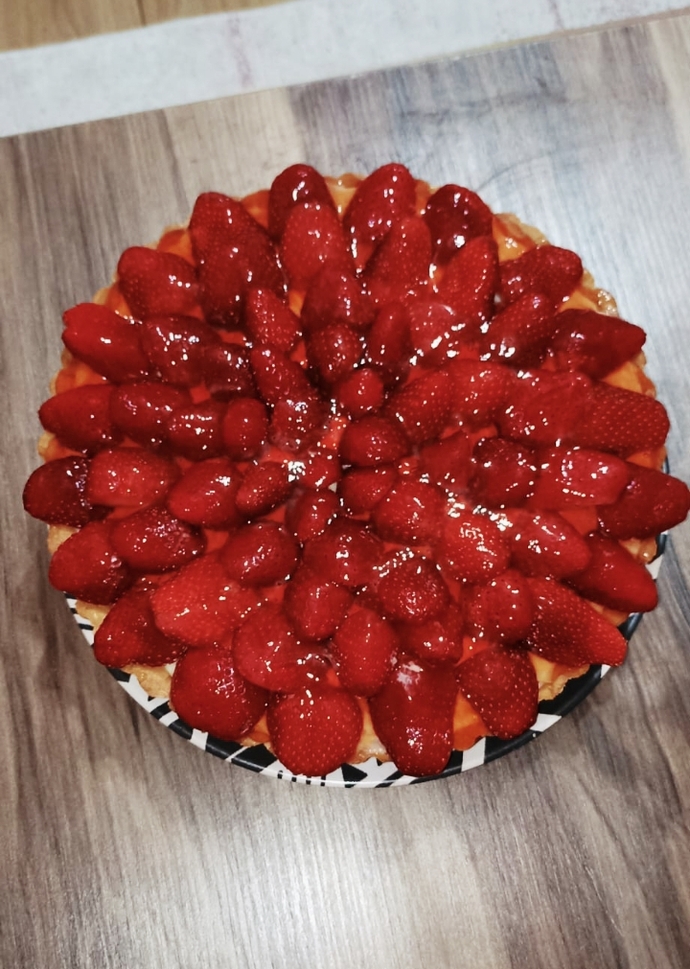 Çilekli tart yaptım, sizce nasıl gözüküyor?