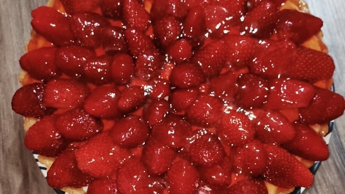 Çilekli tart yaptım, sizce nasıl gözüküyor?