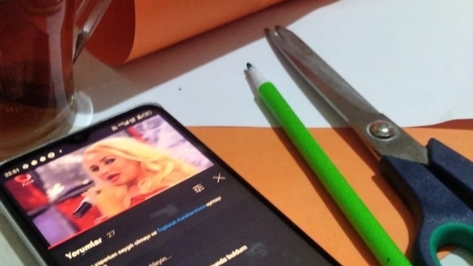 Sizce ben bu kartonla ne yapıyorum? var mı bir fikriniz?