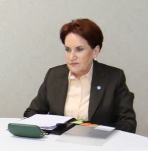 Sizce Meral Akşener ne yapmalı?