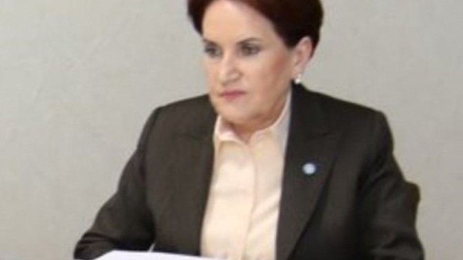 Sizce Meral Akşener ne yapmalı?