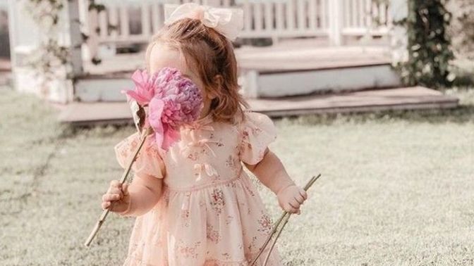 Çiçek sadece karşı cinse mi hediye olarak alınır? Arkadaşlar da birbirine alamaz mı?