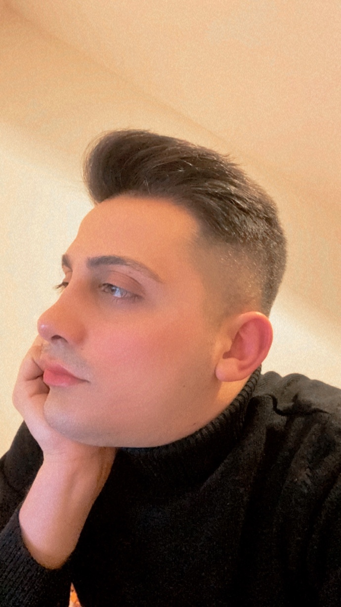 Sizce ben böyle dikkatlice ne izliyorum?