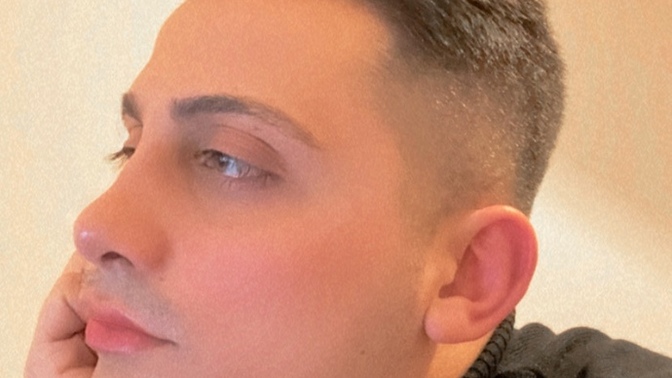 Sizce ben böyle dikkatlice ne izliyorum?