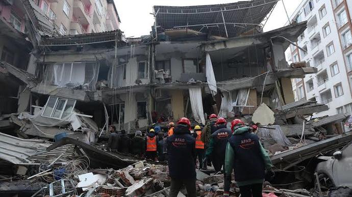 3 yılımı verdiğim eski sevgilim deprem bölgesinde olduğumu bildiği halde bir mesaj bile atmadı. İnsan değilmiş desem ağır mı olur?