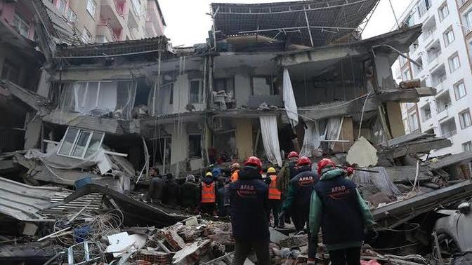 3 yılımı verdiğim eski sevgilim deprem bölgesinde olduğumu bildiği halde bir mesaj bile atmadı. İnsan değilmiş desem ağır mı olur?