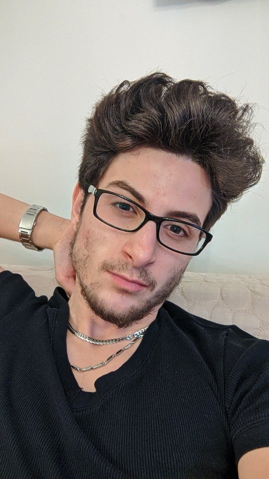 Sizce hangi gözlük çerçevesi daha güzel, hangisini almalıyım?