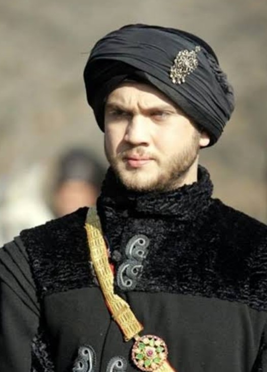 İzlediğim dizilerdeki adamlara aşık oluyorum, normal mi?