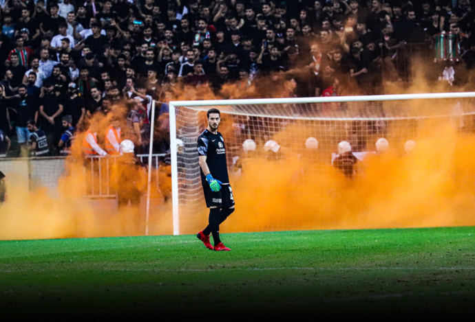 Amedspor kalecisi Cantuğ Temel tribünlerden atılanlar yüzünden yaralanmış. Futbola böyle şeyleri yakıştırıyor musunuz?