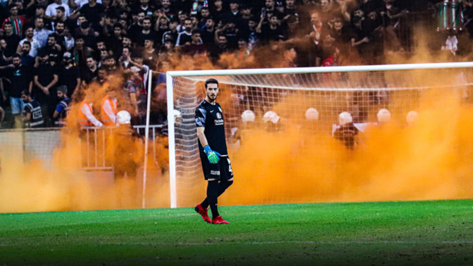 Amedspor kalecisi Cantuğ Temel tribünlerden atılanlar yüzünden yaralanmış. Futbola böyle şeyleri yakıştırıyor musunuz?