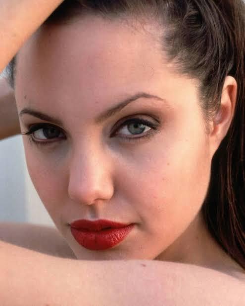 Angelina Jolie’yi beğeniyor musunuz güzel mi?