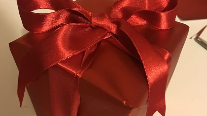Kadınlar ve erkekler birbirlerine pahalı hediyeler almalı mı?