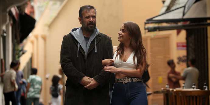 Nejat İşler ve İlayda Alişan Netflix filmi İyi Adamın 10 Gününde sevgili rolünü oynuyor. İlişkilerde yaş farkı olması doğru mu?