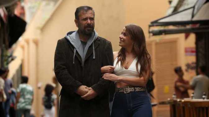 Nejat İşler ve İlayda Alişan Netflix filmi İyi Adamın 10 Günü'nde sevgili rolünü oynuyor. İlişkilerde yaş farkı olması doğru mu?