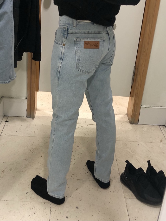 Renk ve model olarak hangi jean daha güzel?