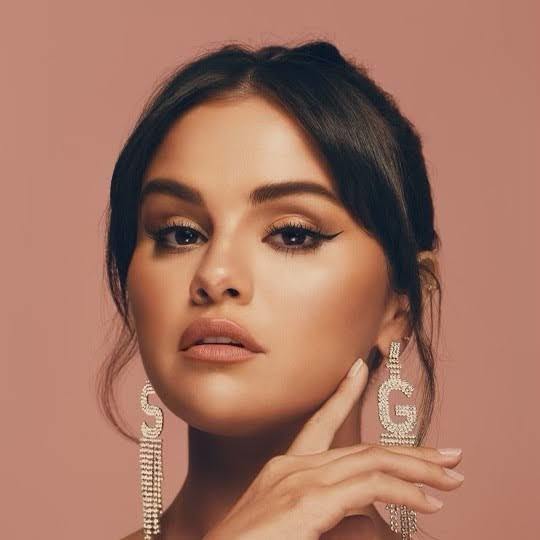 Selena Gomez mi? Hailey Bieber mi?