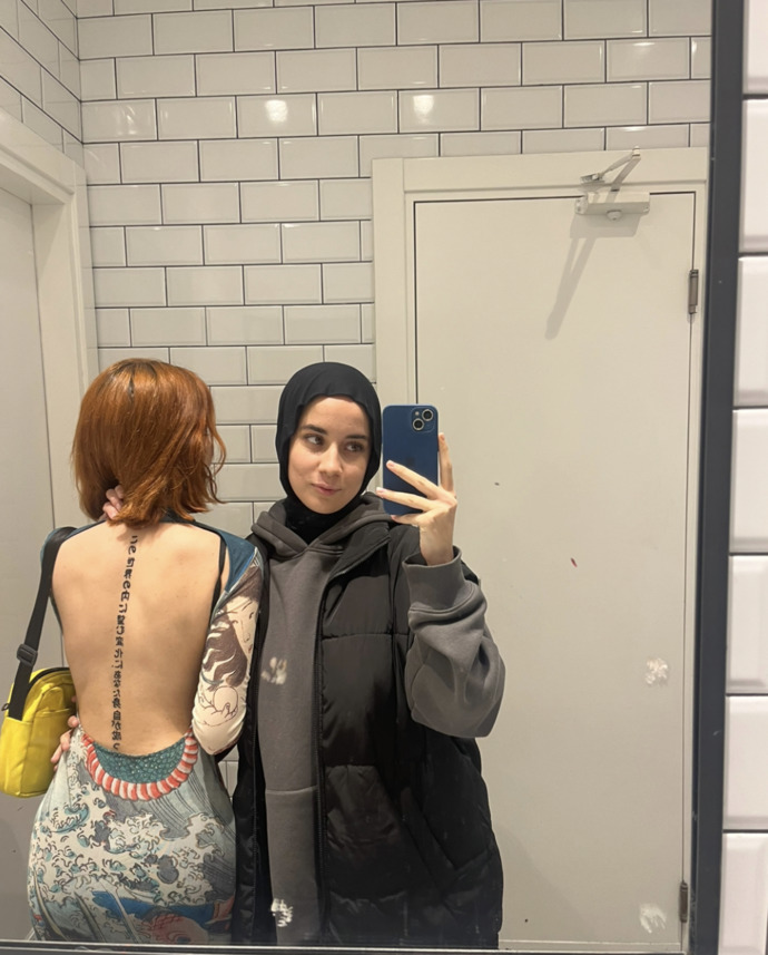 Sırt dekolteli elbiseler hoş mu?