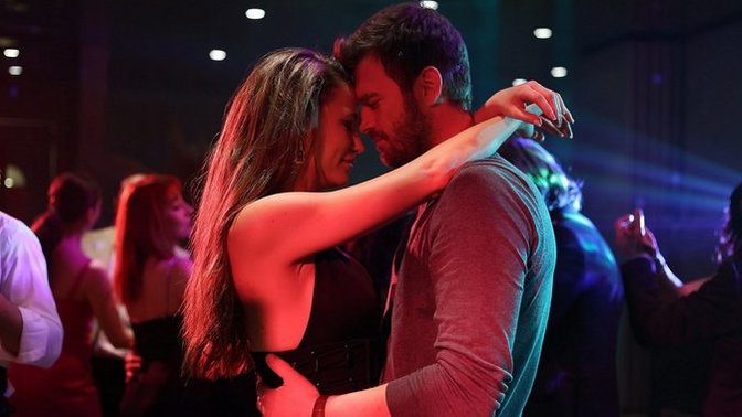 Başrollerini Kıvanç Tatlıtuğ ve Serenay Sarıkaya'nın paylaştığı Aile dizisi bu akşam ekrana gelecek. İzleyecek misiniz?