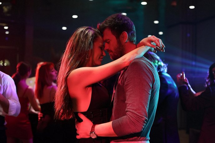 Serenay Sarıkaya ve Kıvanç Tatlıtuğun yeni dizisi Aile bu akşam başlıyor! Kimler izleyecek?