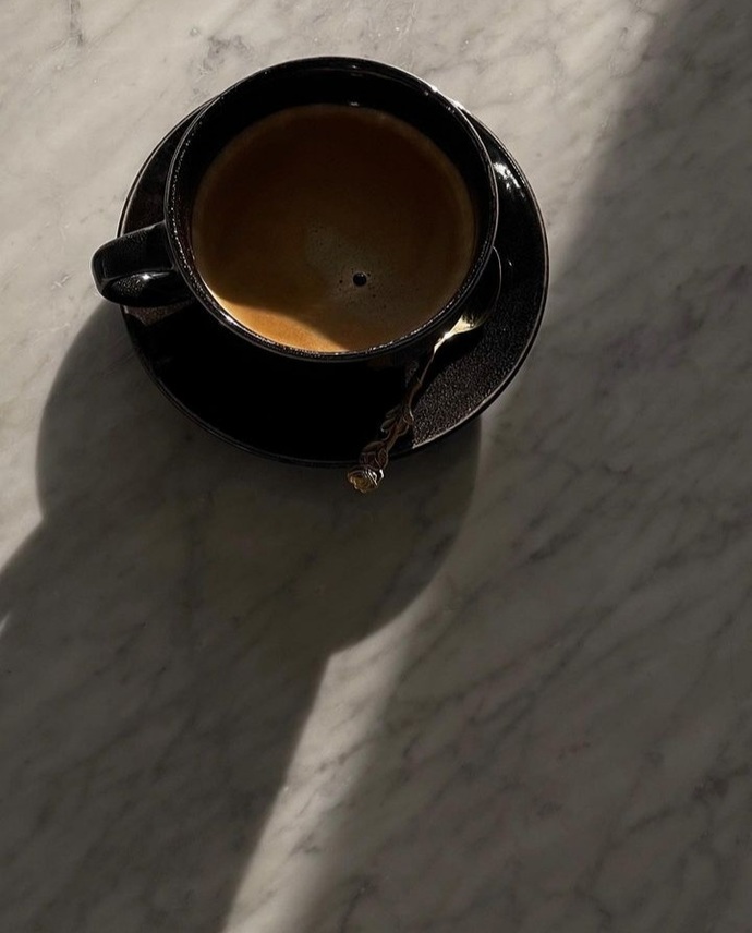 Kahveye aşığım.. simsiyahh olanı varya haniii, koyuu renk, black.. ha o işte😅