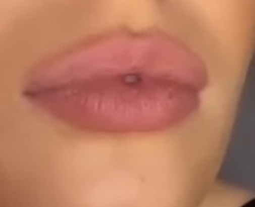 Kızlar, Doğal ruj rengi önerir misiniz💗. ?