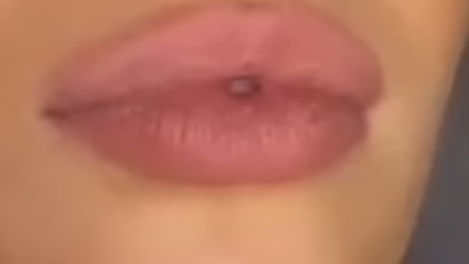 Kızlar, Doğal ruj rengi önerir misiniz💗. ?