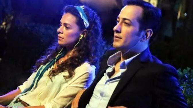 Sevgilin ısrarla birlikte müzik dinlemek istedi fakat müzik sevmediğiniz bir tür! Yine de dinler miydiniz?