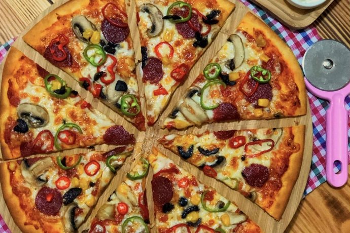 Pizzanın içinde hangi malzemeler olmalı ve kaç dilim yersin?