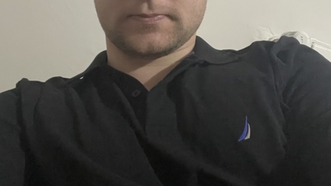 Uzun kollu sweatshirtin omuzları neden yukarda?