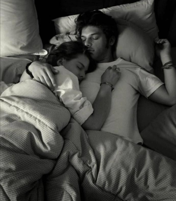 Şu an sevdiğiniz insanla yatıyor olsanız ne yapardınız?