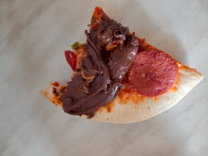 Pizza üstüne Nutella sürmeyi çok severim. Benim gibi değişik damak zevkiniz var mı?