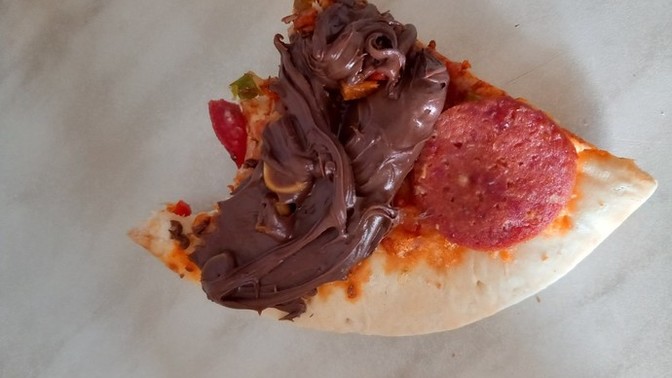 Pizza üstüne Nutella sürmeyi çok severim. Benim gibi değişik damak zevkiniz var mı?