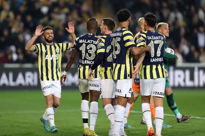 Fenerbahçe Sevilla deplasmanında! Sizce maçın sonucu ne olur?