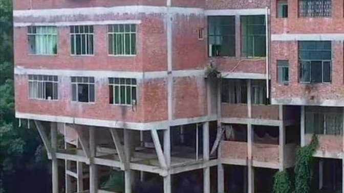 Karadeniz'den bir bina olduğu söyleniyor. Matematikçiler fizikçiler mimarlar mühendisler bir yorumlasinlar bu nasıl ayakta duruyor?