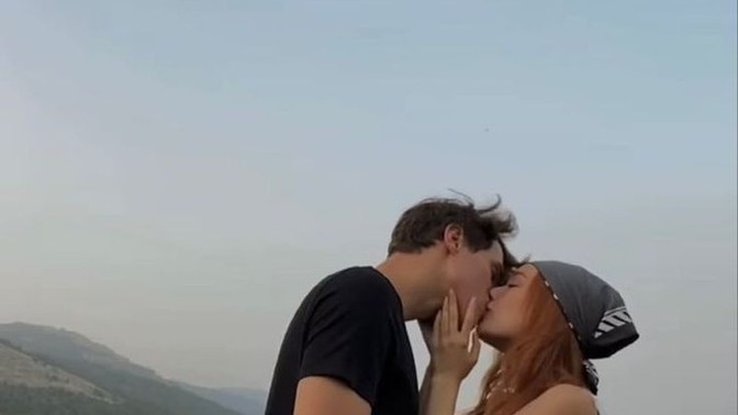 İlk buluşmada öpüşmek senin için normal midir?