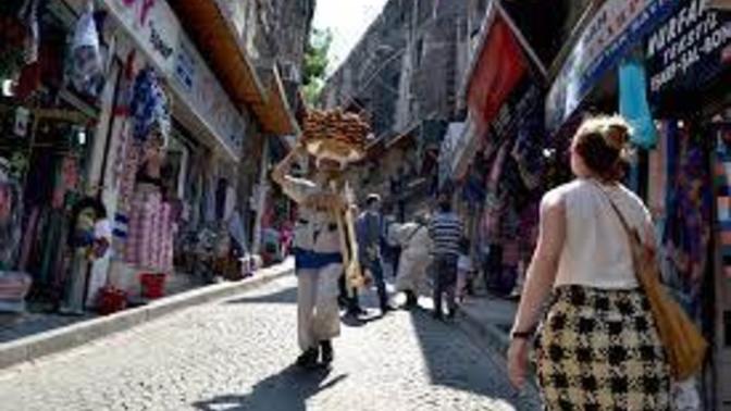 Dışarda bir şeyler yemek sizce görgüsüzce bir hareket mi?