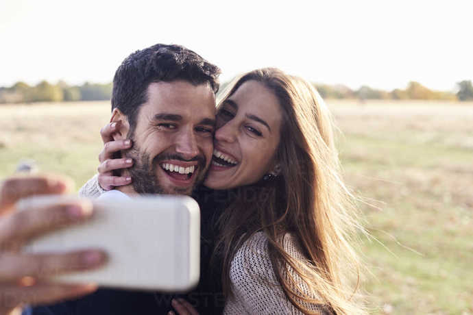 Eşiniz/ sevgiliniz sizinle fotoğraf çektirmek istemezse ne yapardınız?