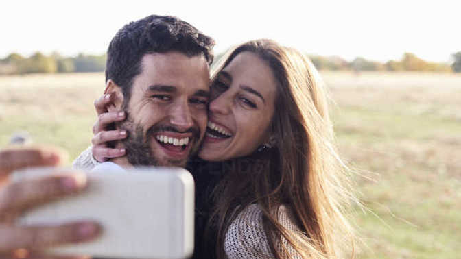 Eşiniz/ sevgiliniz sizinle fotoğraf çektirmek istemezse ne yapardınız?