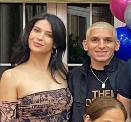 Devrim Özkan, GSlı futbolcu L. Toreira ile samimi.. Sosyal medyadan Toreiranın ailesini de takibe almış.. Sanırım gelin olmuş&a