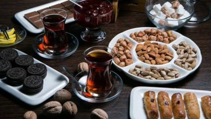 Çay yanına kuruyemiş mi, kurabiye mi tercih edersin?