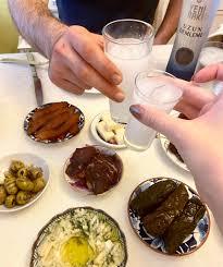 Erkekler dertlendiginde rakı sofrası var. Kadınların nesi var?