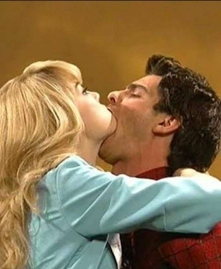 Yiyecek gibi öpüşen sevgilinin ikinci buluşma şansı var mıdır💋?