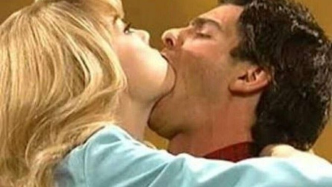 Yiyecek gibi öpüşen sevgilinin ikinci buluşma şansı var mıdır💋?