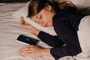 Düzenli gece uykusu sence yaşlı işi mi, genç kalmasını bilenlerin işi mi?